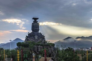 炭河千古情夕阳下的神秘古老雕像