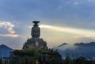 炭河千古情景区大门雕塑壮美风光
