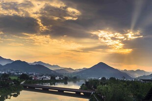 炭河千古情夕阳下的山水美景