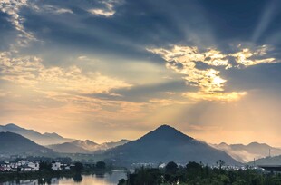 炭河千古情景区山间日出美景