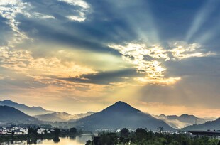 炭河千古情景区山间日出美景