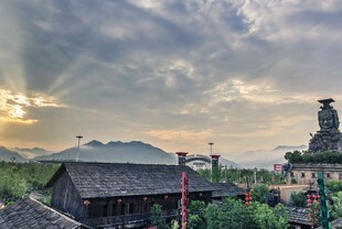 炭河千古情景区中的古塔与民居
