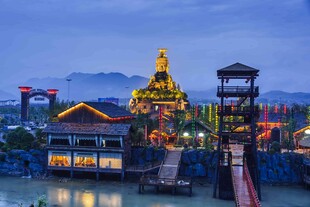 江边璀璨夜景中的炭河千古情 