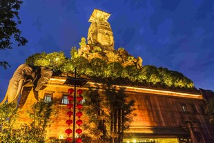 炭河千古情夜晚大门雕塑