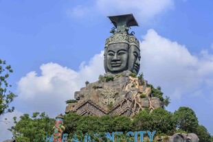 炭河千古情大门巨型雕像 