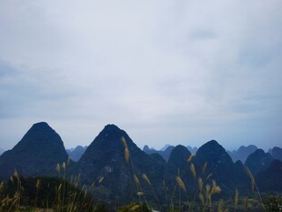 秀丽山峦风景图