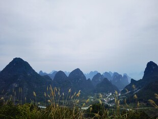 秀丽山峦间的自然风光