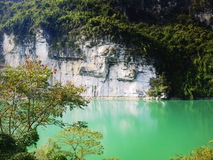 碧绿山水间的自然美景