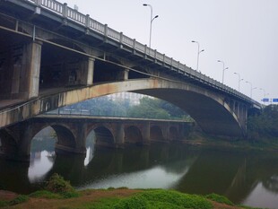 河畔桥梁风景