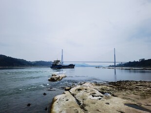海边停泊船只的宁静景致