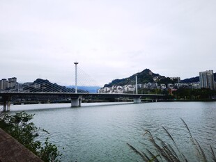 湖畔山城风景
