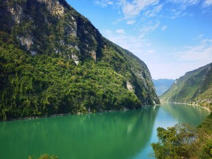 青山绿水间的秀丽河谷