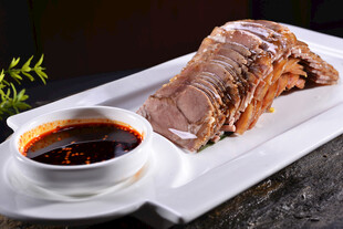 酱牛肉配蘸料美味诱人