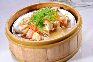 竹制蒸笼里的美味鸡肉