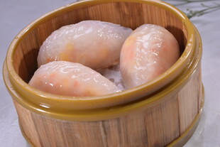 竹制蒸笼里的美味虾饺