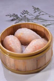 竹制蒸笼里的鲜美虾饺