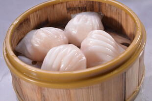 竹笼里的美味水晶虾饺