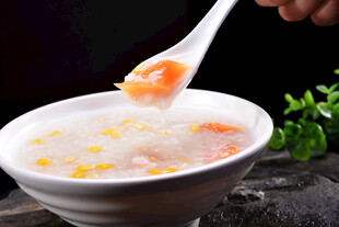 美味玉米胡萝卜粥舀起瞬间