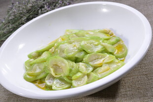 白盘里的鲜嫩炒丝瓜