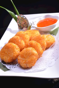 美味香煎虾饼配特色蘸酱
