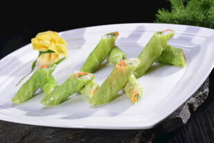 蘸汁蔬菜卷