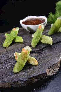 蘸汁蔬菜卷