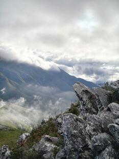 山巅怪石