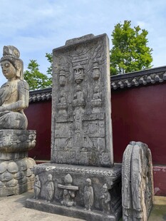 古老石碑与石塑景观