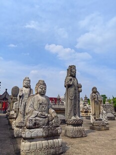 户外石佛像群景观