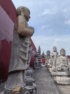 古寺旁的精美佛像群