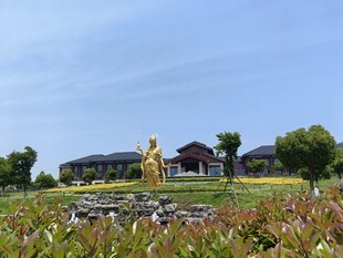 田园美景中的多彩建筑与雕塑