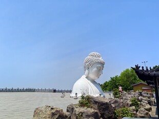 江边观音头像雕塑景观