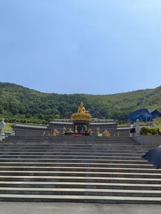 山间寺庙前的层层石阶