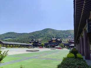 中式建筑旁的青山绿地