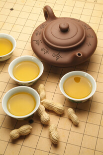 古朴茶具与茶汤的雅致组合