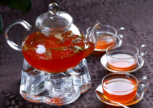 玻璃茶具中的红茶品饮场景