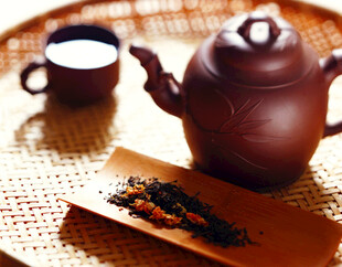 古朴茶具与茶叶的雅致组合