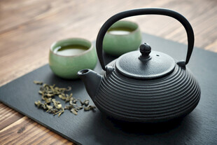 日式铸铁茶壶与茶杯