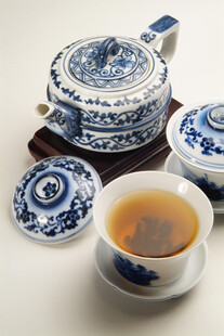 青花瓷茶具与一杯热茶