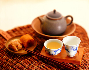 中式茶具与点心摆拍