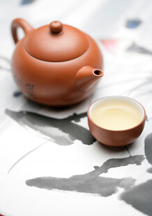 古朴陶茶壶与一杯清茶