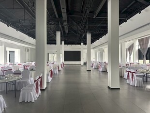 宽敞明亮的室内宴会场地