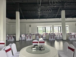 优雅宽敞的宴会场地布置