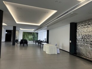 现代简约风格宽敞办公大厅