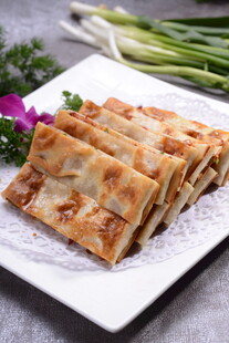 美味香酥煎饼整齐摆盘中