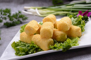 美味油炸豆腐块摆盘