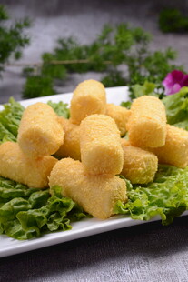 美味炸豆腐块摆于生菜上
