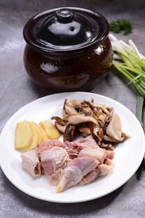 砂锅鸡汤