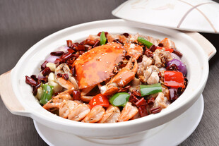 美味海鲜煲食材丰富诱人