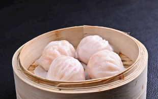 竹笼里的美味鲜虾水晶饺